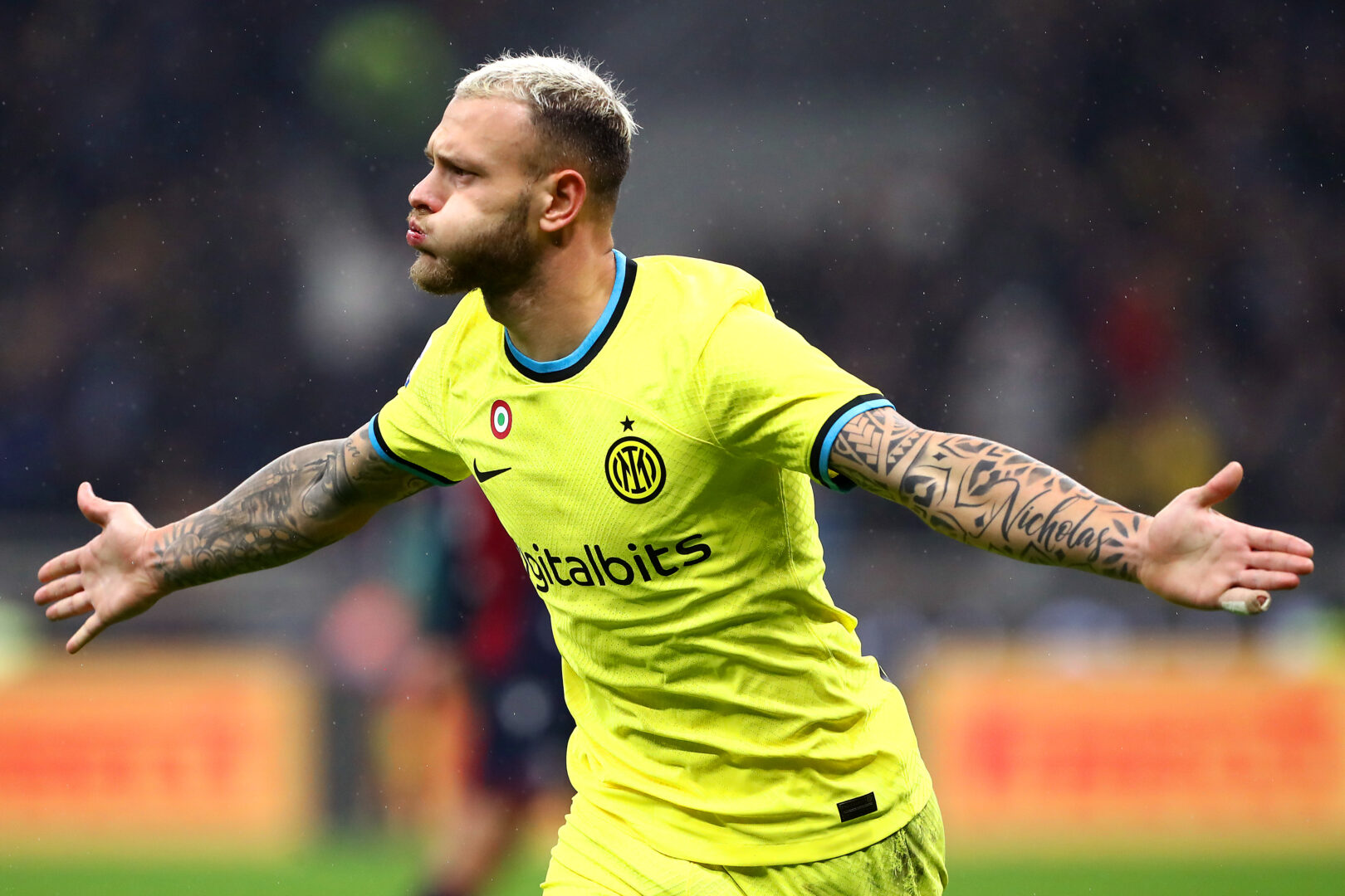 Federico Dimarco bejubelt eines seiner beiden Tore für Inter im Spiel der Serie A gegen Bologna