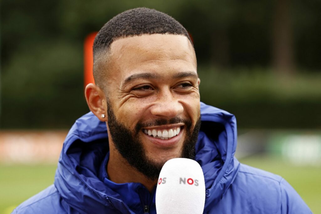 Memphis bei einem Interview am Rande des Trainings der niederländischen Nationalmannschaft