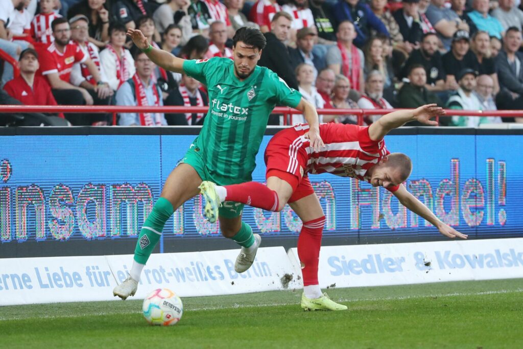 Ramy Bensebaini (links) von Borussia Mönchengladbach, hier im Zweikampf mit Julian Ryerson (rechts) von Borussia Mönchengladbach