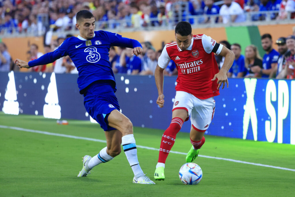 Kai Havertz vom FC Chelsea (l.) im Duell mit Gabriel Martinelli vom FC Arsenal