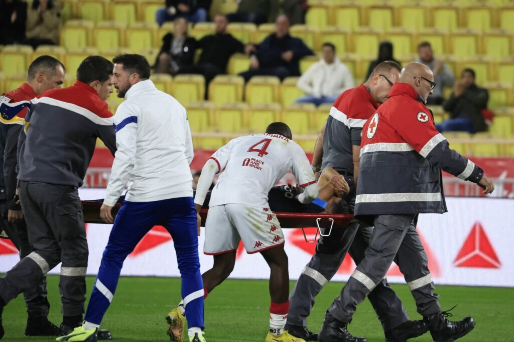 Amine Harit muss beim Spiel zwischen der AS Monaco und Olympique Marseille mit schmerzverzerrtem Gesicht vom Platz getragen werden.