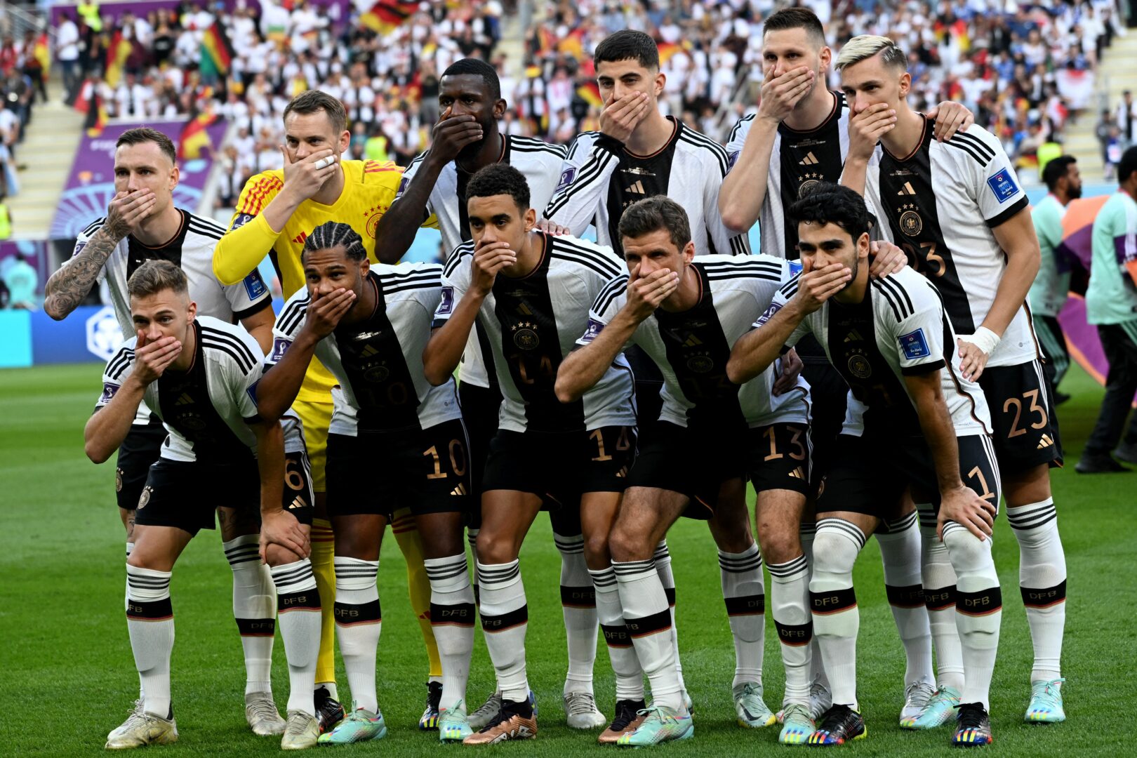 DFB-Team mit Zeichen an die FIFA: Spieler halten sich bei Teamfoto den Mund zu