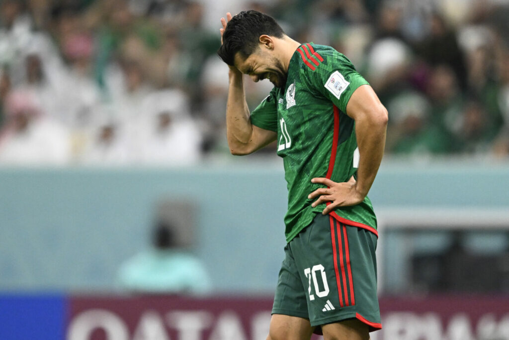 Mexiko drückt gegen Saudi-Arabien bis zum Schluss, verpasst trotzdem das Achtelfinale. Hier sieht man einen Spieler der Mexikaner.