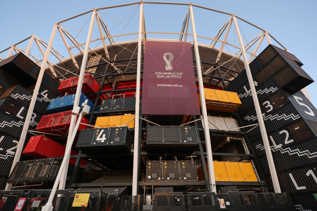 Der Rasen im Stadium 974 ist in die Kritik geraten. Hier sieht man es von außen.