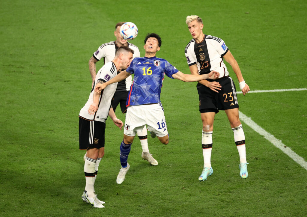 Ein Kopfballduell aus dem Spiel Deutschland gegen Japan bei der WM 2022. Aus Sorge vor Kopfverletzungen sollen in Schottland solche Szenen im Training verhindert werden.