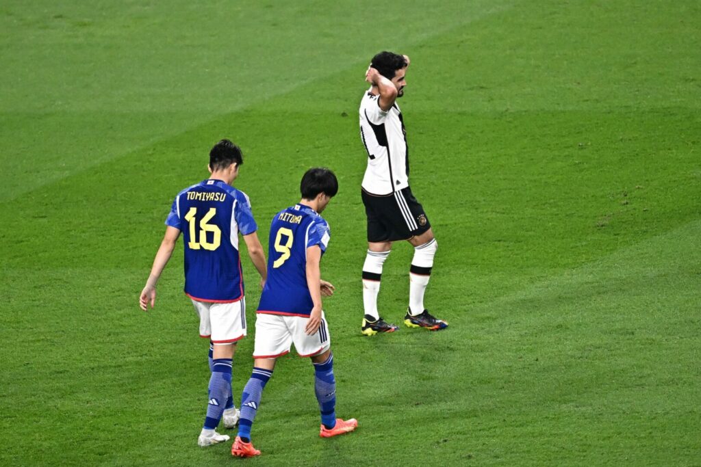 Ilkay Gündogan verschränkt die Arme hinter dem Kopf. Auch er konnte es nicht fassen, dass sich Deutschland die Führung gegen Japan nehmen ließ.