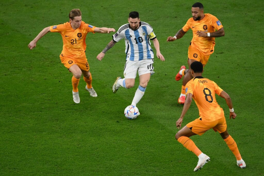Barcelonas Frenkie De Jong, hier während der WM 2022 im Zweikampf mit Lionel Messi, steht offenbar bei den Bayern hoch im Kurs.
