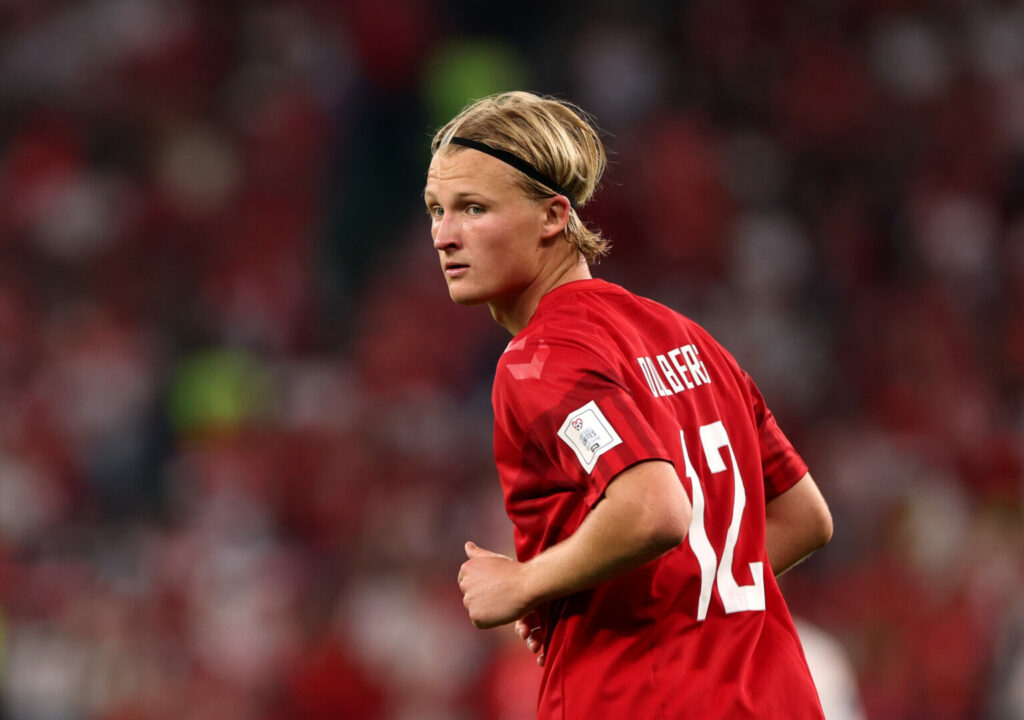 Kasper Dolberg, hier im Trikot der dänischen Nationalmannschaft bei der WM 2022, soll vor einem Wechsel zur TSG Hoffenheim stehen.