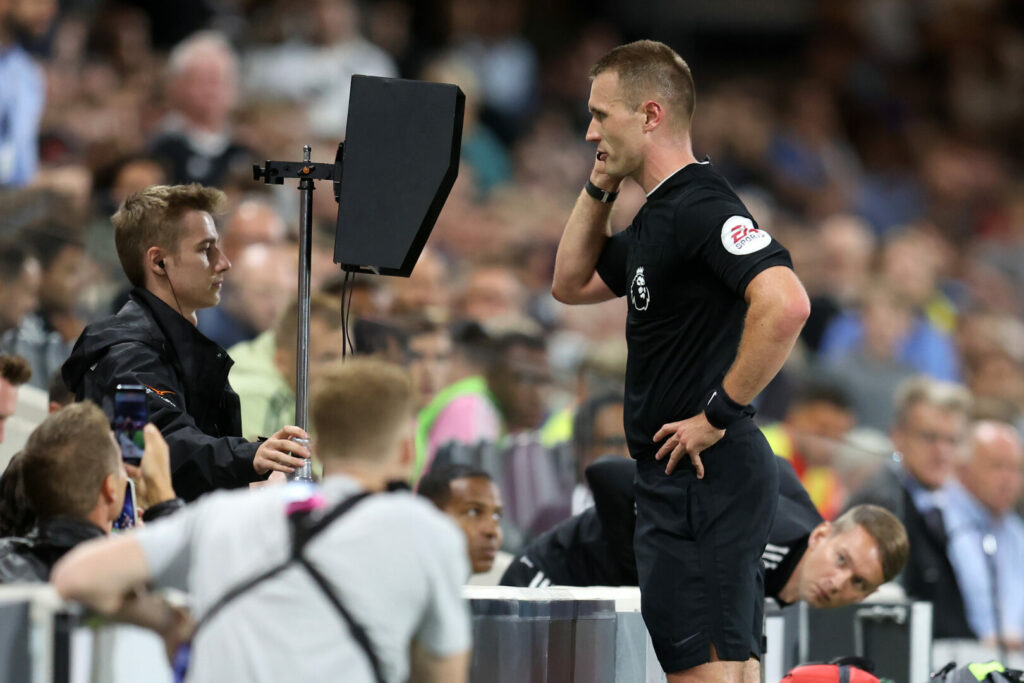 Der VAR lag in der Premier League in dieser Saison zwölf Mal daneben. Hier sieht man einen Schiedsrichter.