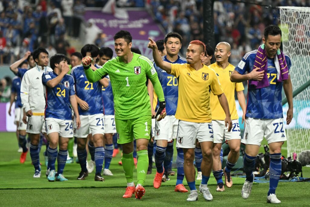 Japans Nationalspieler feiern den Gruppensieg bei der WM 2022.