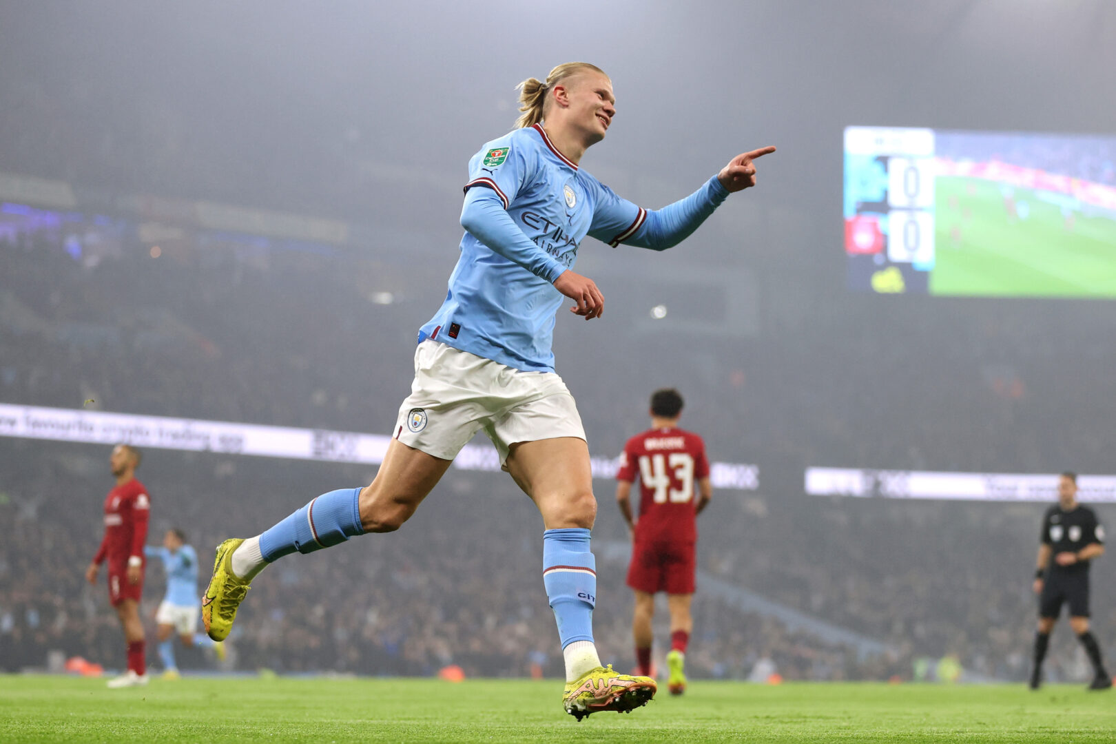 Erling Haaland feiert sein 1:0 für Manchester City im EFL Cup gegen Liverpool.