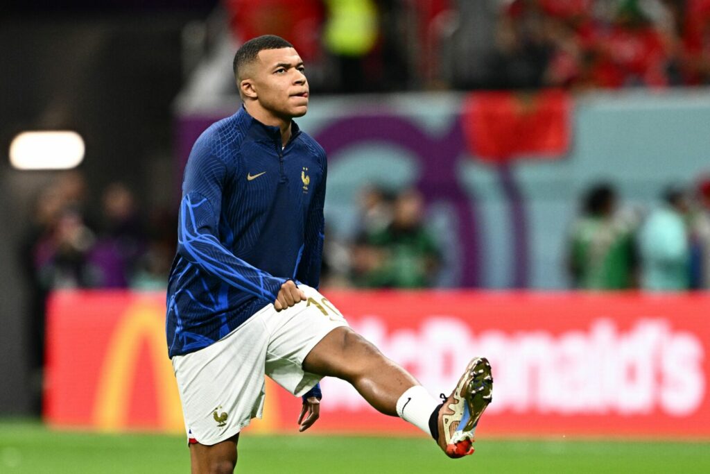 Frankreichs Kylian Mbappé wärmt sich vor dem WM-Halbfinalspiel gegen Marokko auf.