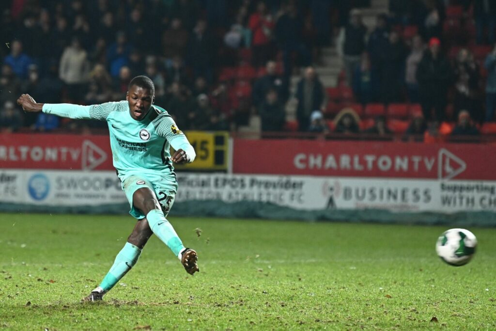 Moisés Caicedo im Trikot von Brighton & Hove Albion