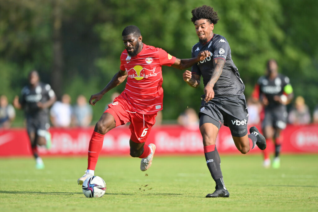 Jerome Onguene (links) im Trikot von RB Salzburg