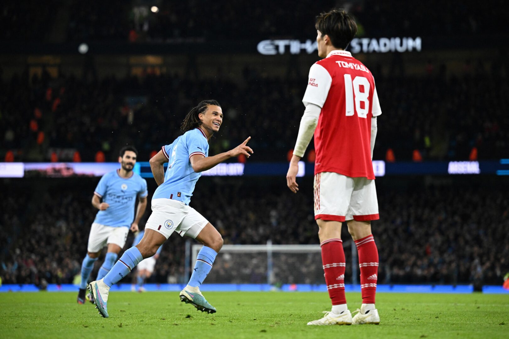 FA Cup | Große Mühen gegen halbe Arsenal-B-Elf – Ake erlöst ManCity nach der Pause