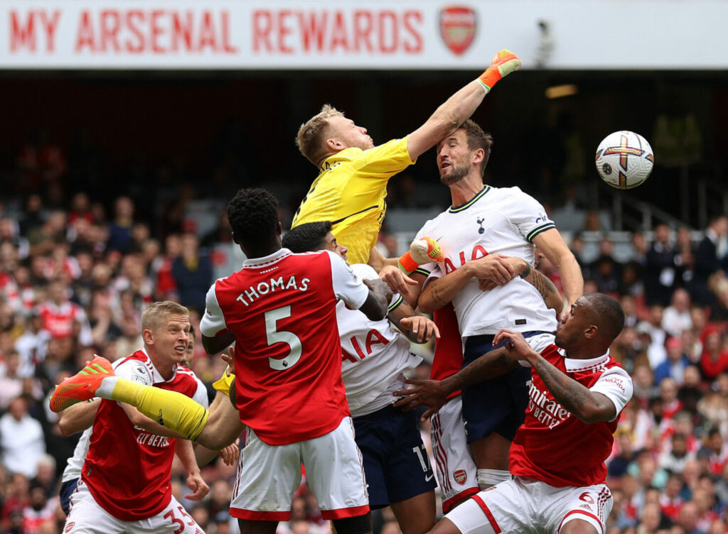 Tumult im Strafraum - eine Szene aus dem Hinspiel zwischen Arsenal und Tottenham, das die Gunners mit 3:1 für sich entschieden.
