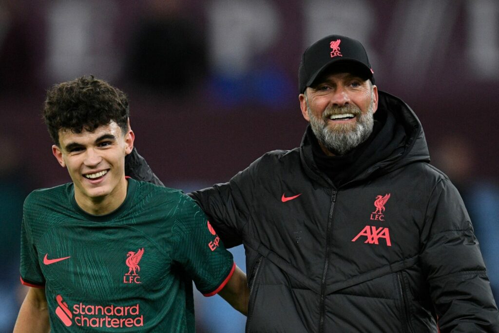Stefan Bajcetic an der Seite von Jürgen Klopp beim FC Liverpool.