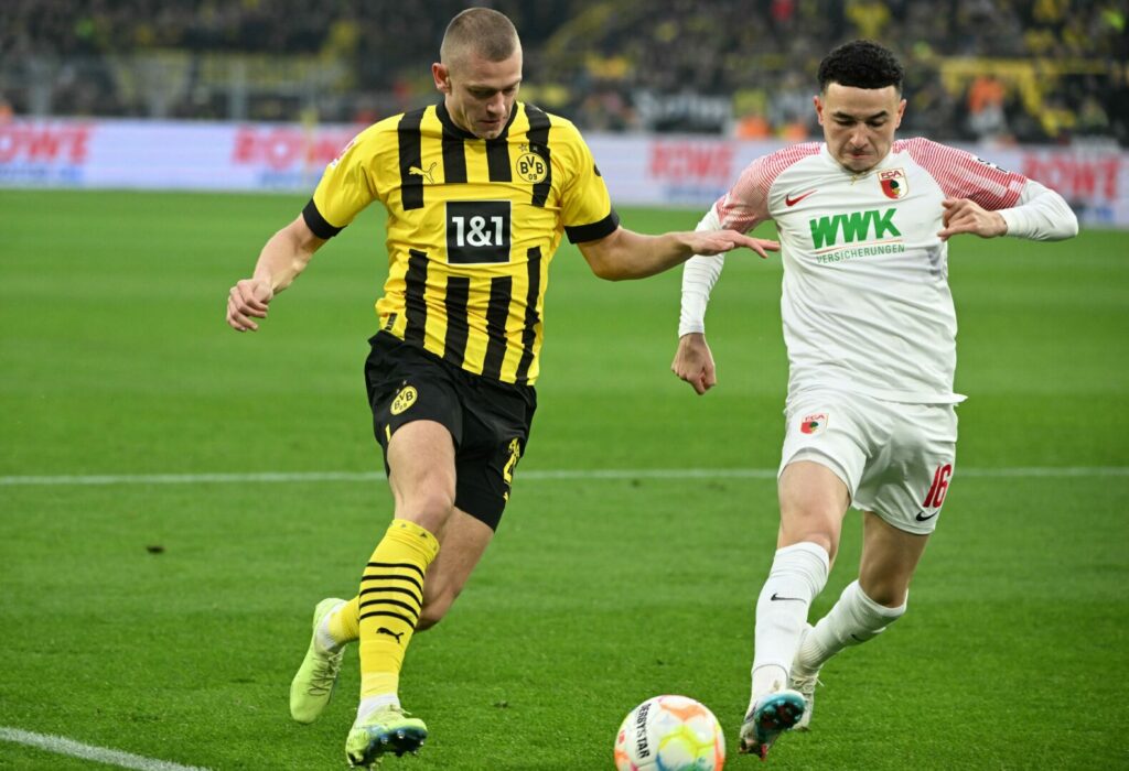 Ruben Vargas (rechts) fehlt dem FC Augsburg vorerst