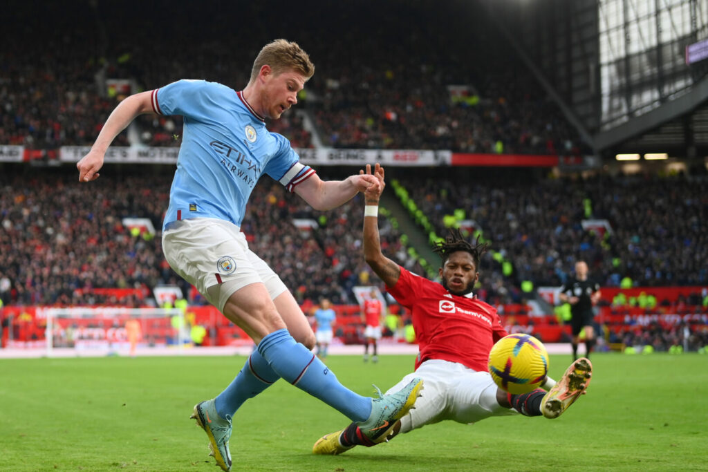 Fred setzt im Manchester-Derby gegen Kevin De Bruyne zur Grätsche.