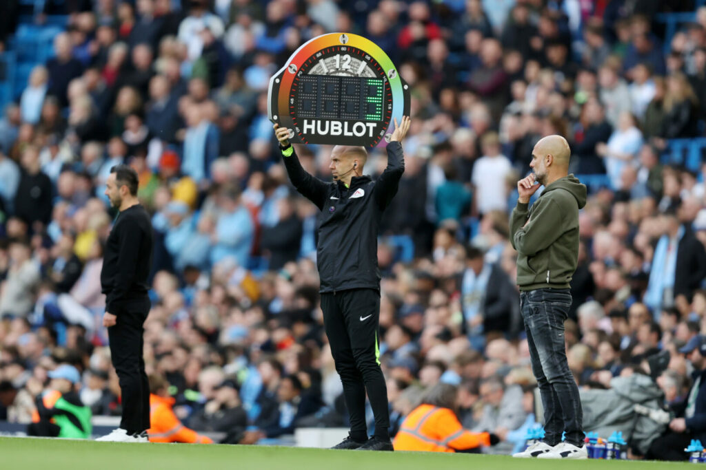 Der vierte Offizielle zeigt bei einem Premier-League-Spiel die Nachspielzeit ein. Die IFAB denkt an eine Regeländerung.