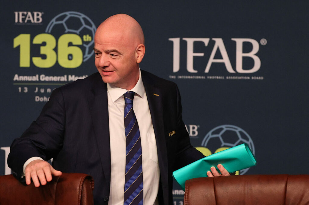 Gianni Infantino bei einem IFAB-Meeting. Das IFAB genehmigte den Vorschlag der Premier League für temporäre Auswechslungen nicht