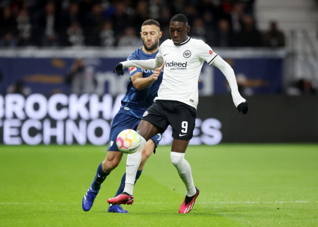 Kolo Muani von Eintracht Frankfurt im Zweikampf mit Bochums Ivan Ordets