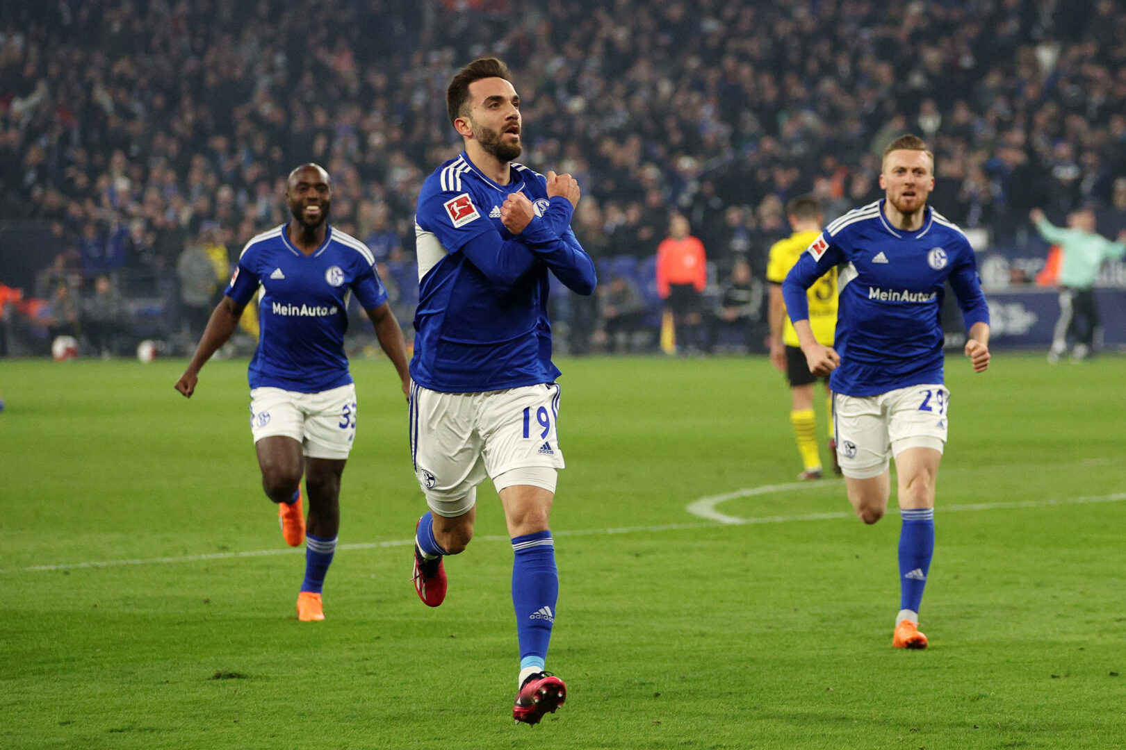 Bundesliga | Königsblaues Comeback: Leidenschaftliche Schalker beenden BVB-Siegesserie