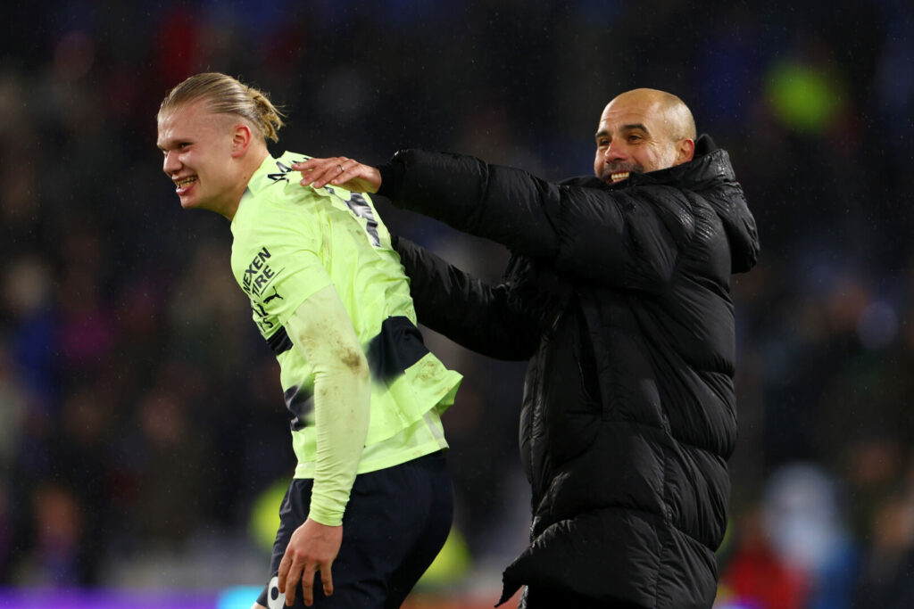 Pep Guardiola neckt Erling Haaland. Der ManCity-Trainer sieht beim Norweger noch Verbesserungspotential.