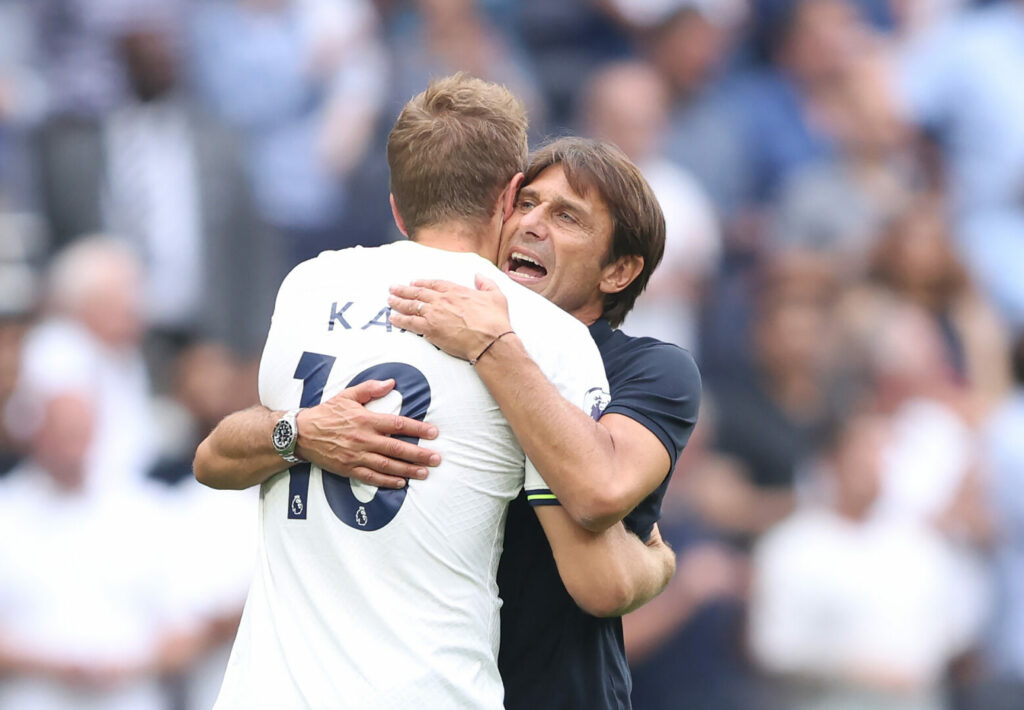 Harry Kane und Spurs-Trainer Antonio Conte umarmen sich.