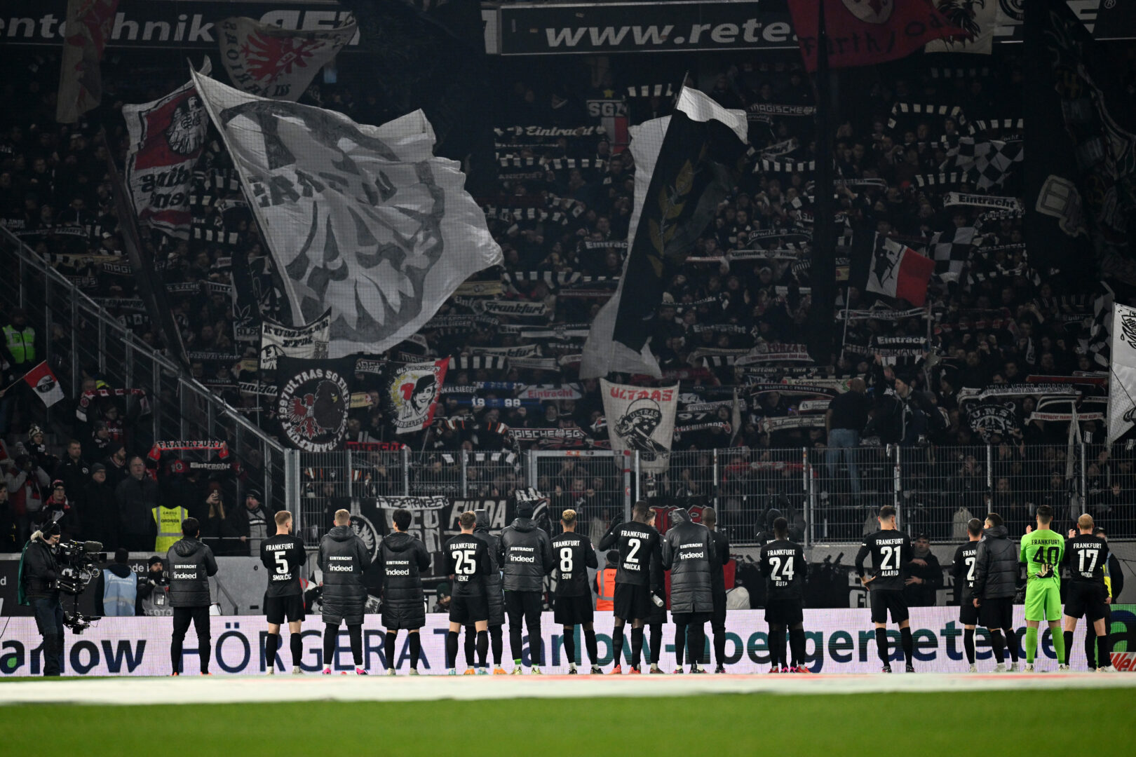 Die Mannschaft von EIntracht Frankfurt vor der Gästekurve beim Auswärtsspiel in Freiburg