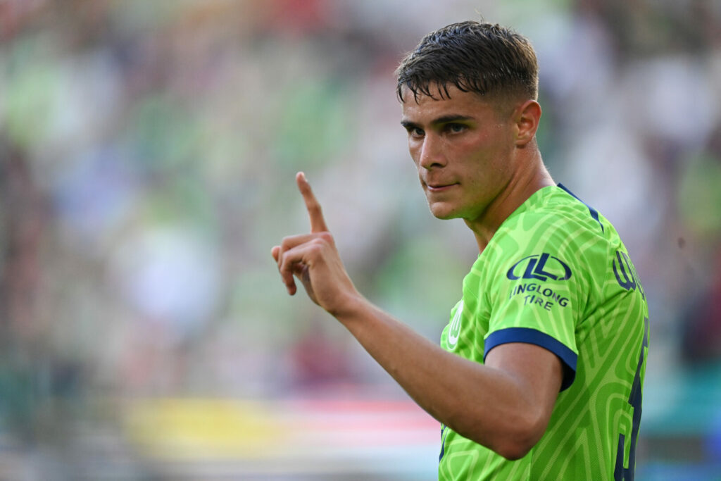 Micky van de Ven bleibt dem VfL Wolfsburg treu.