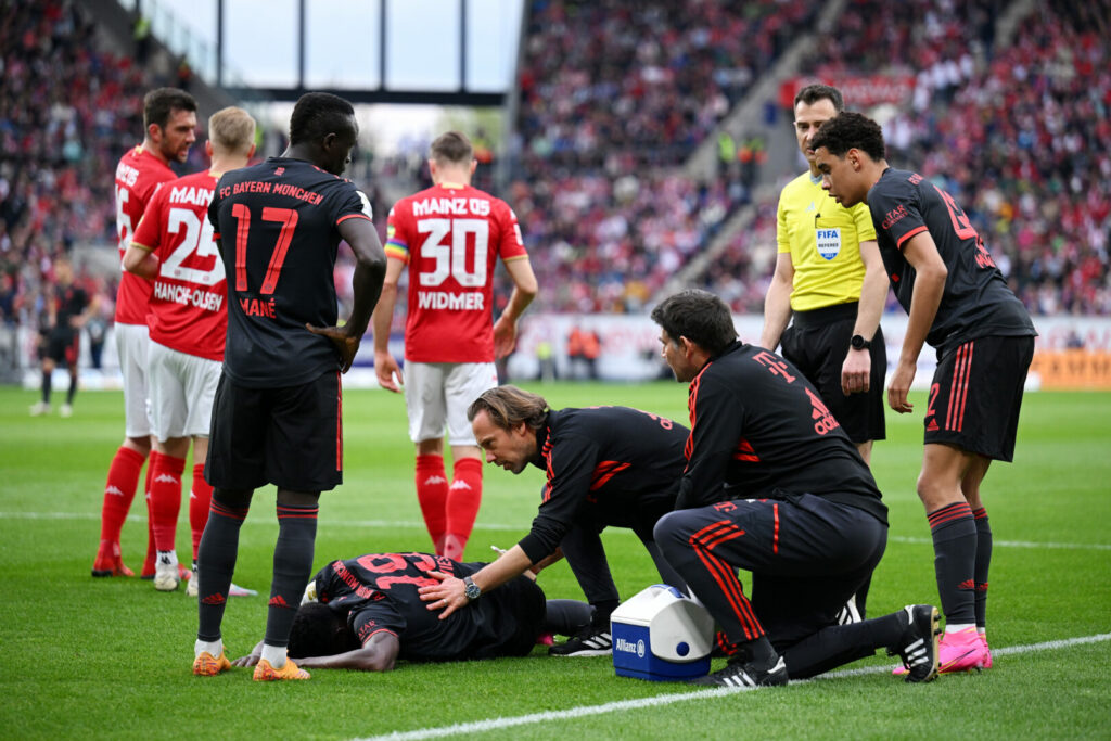 Alphonso Davies hat sich beim Gastspiel des FC Bayern in Mainz verletzt