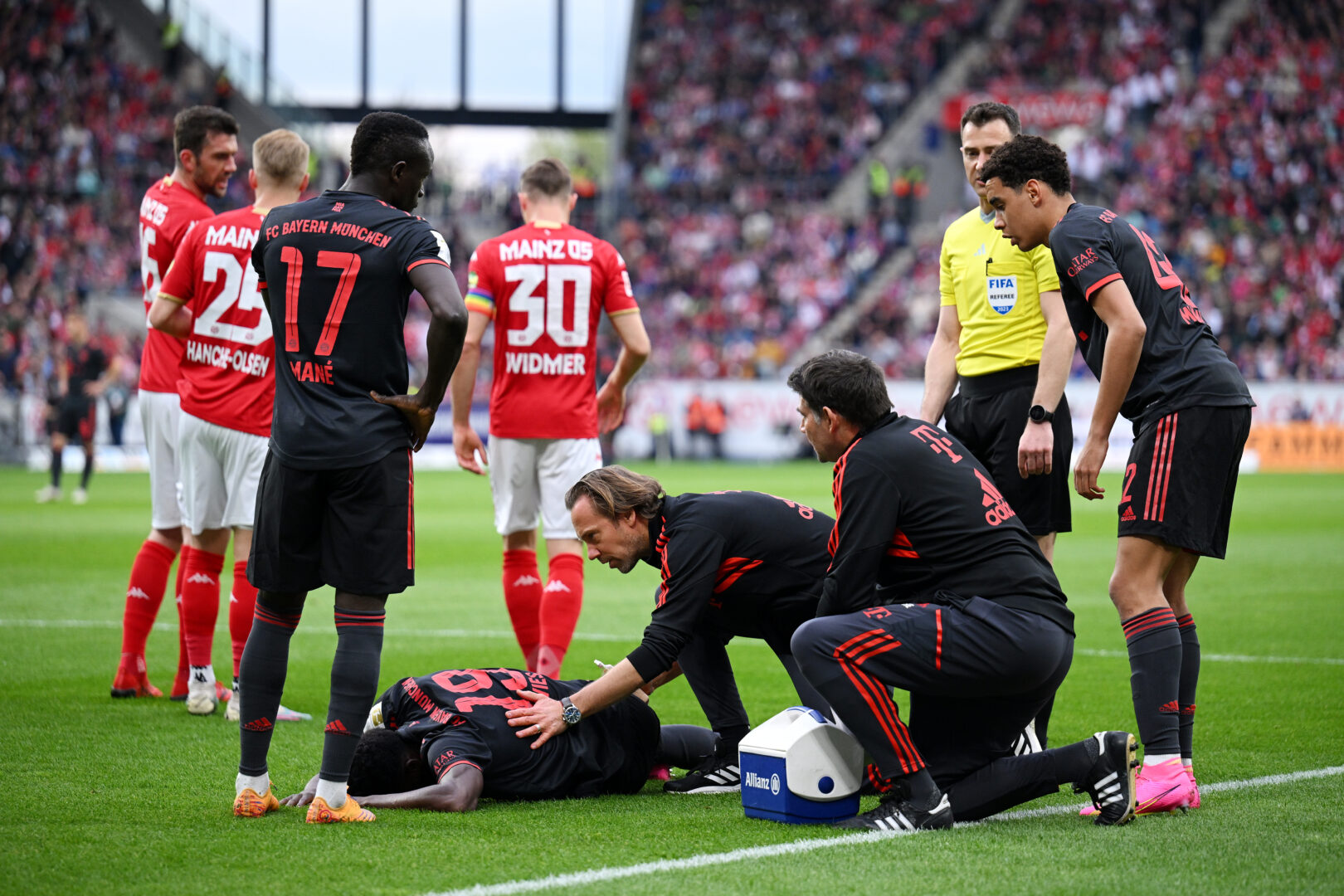 Alphonso Davies hat sich beim Gastspiel des FC Bayern in Mainz verletzt