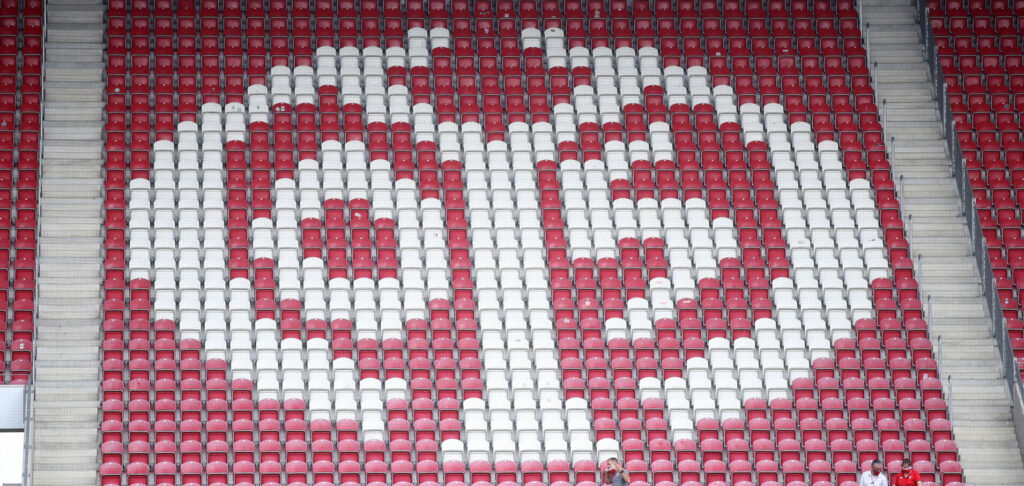 Mainz 05 Tribüne mit Logo