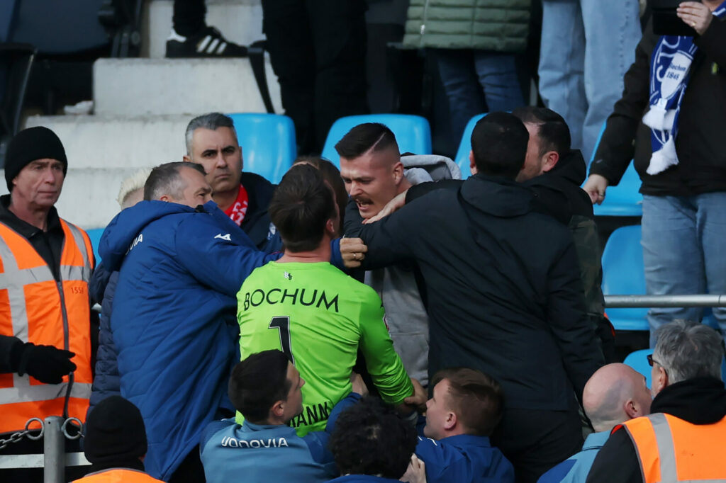 Manuel Riemann geriet nach dem Heimspiel des VfL Bochum am vergangenen Sonntag gegen den VfB Stuttgart mit einem Fan aneinander.