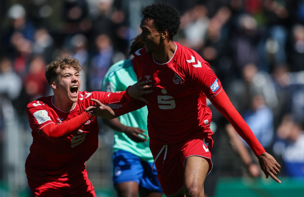Die U19 des 1. FC Köln bejubelt einen Treffer von Damion Downs im DFB-Pokalfinale der Junioren gegen den FC Schalke 04