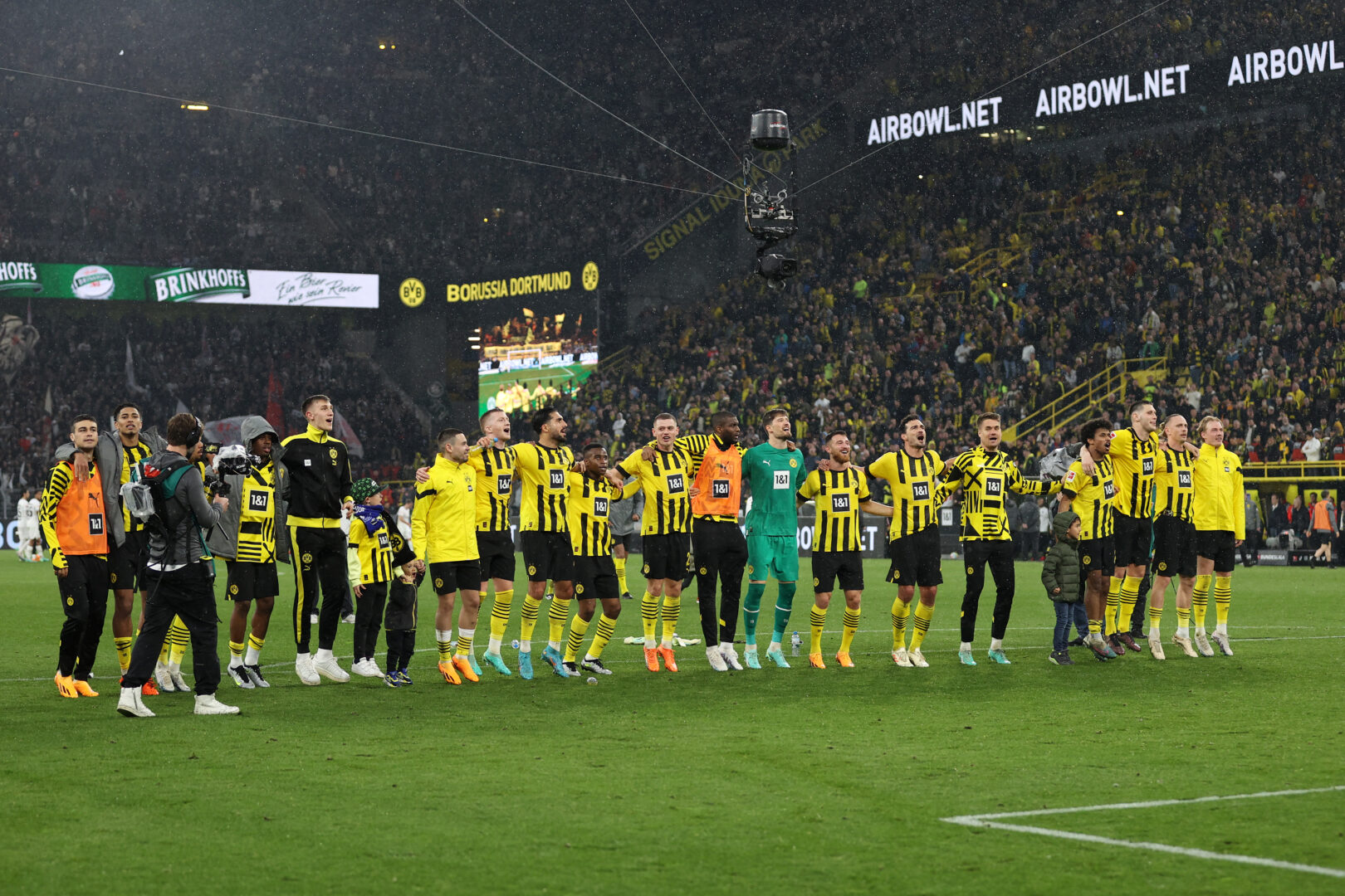 Der BVB feiert den Sieg gegen Eintracht Frankfurt