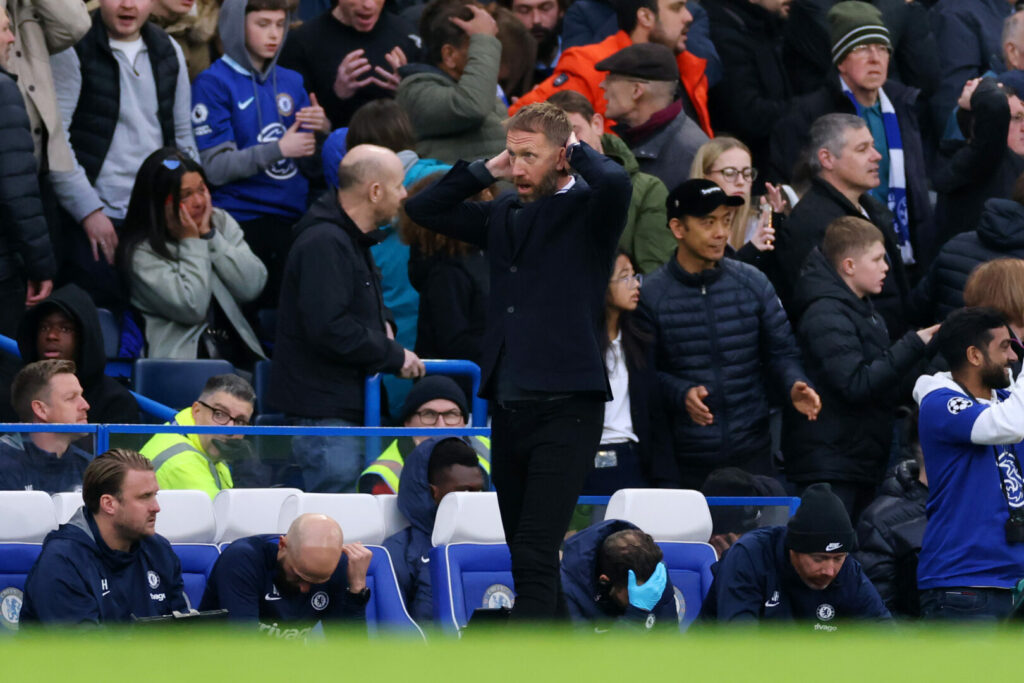 Premier League: Graham Potter schlägt an der Seitenlinie des FC Chelsea die Hände über dem Kopf zusammen.