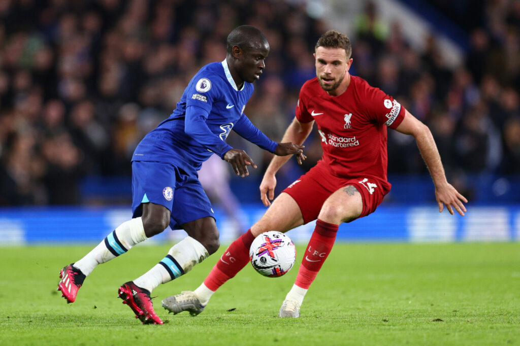 Ngolo Kante (FC Chelsea) trifft auch Jordan Henderson (FC Liverpool).
