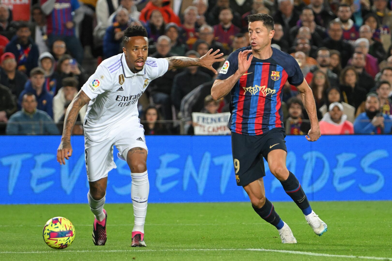 Lewandowski von Barca gegen Militao von Real.