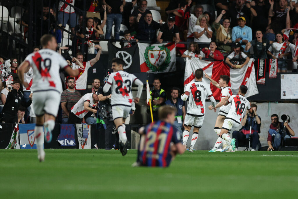Die Spieler von Rayo Vallecano bejubeln das Tor zum zwischenzeitlichen 2:0 gegen den FC Barcelona