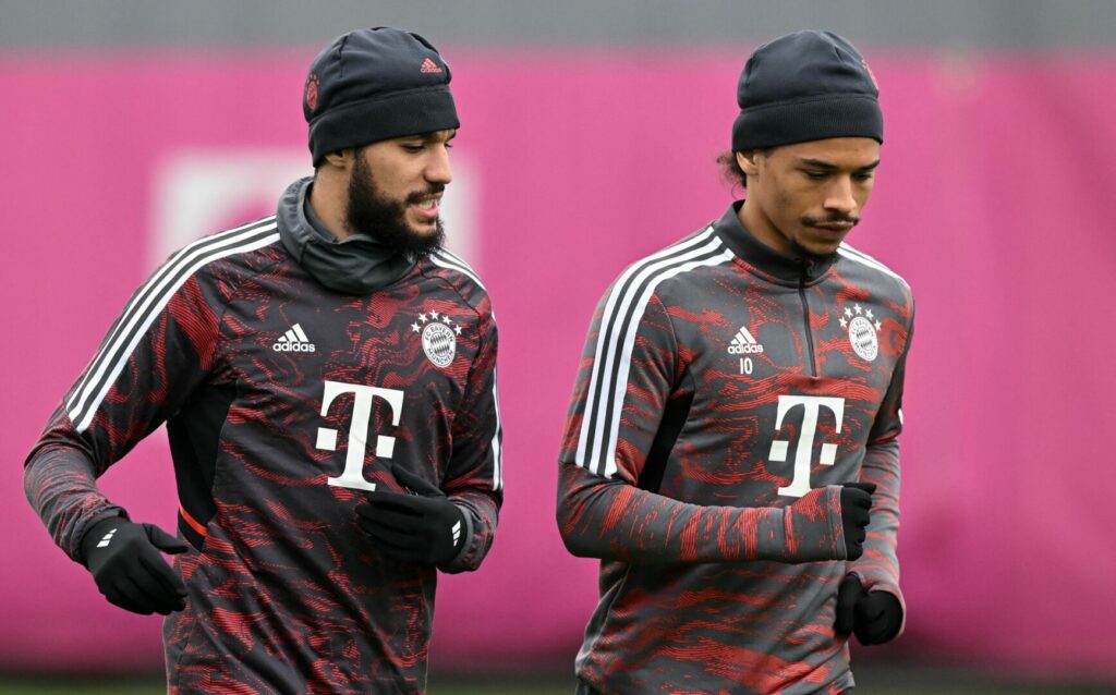 Noussair Mazraoui bleibt beim FC Bayern erst einmal nur die Reservistenrolle.