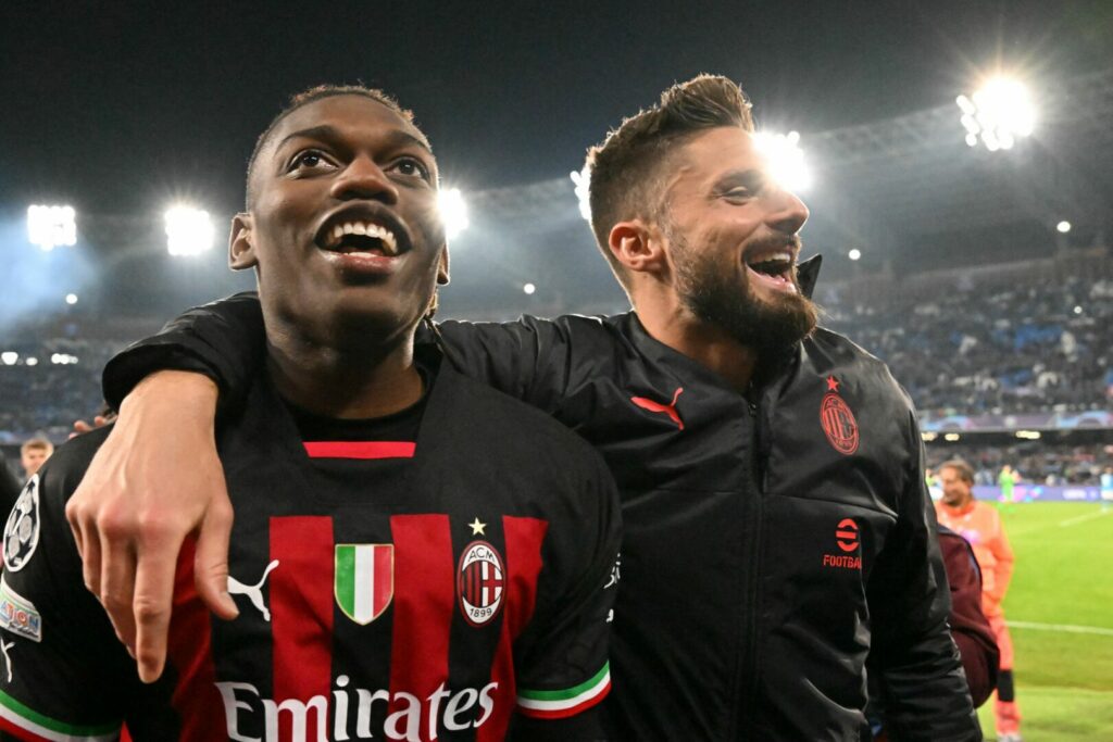 Rafael Leao und Olivier Giroud feiern den Einzug ins Halbfinale der Champions League.