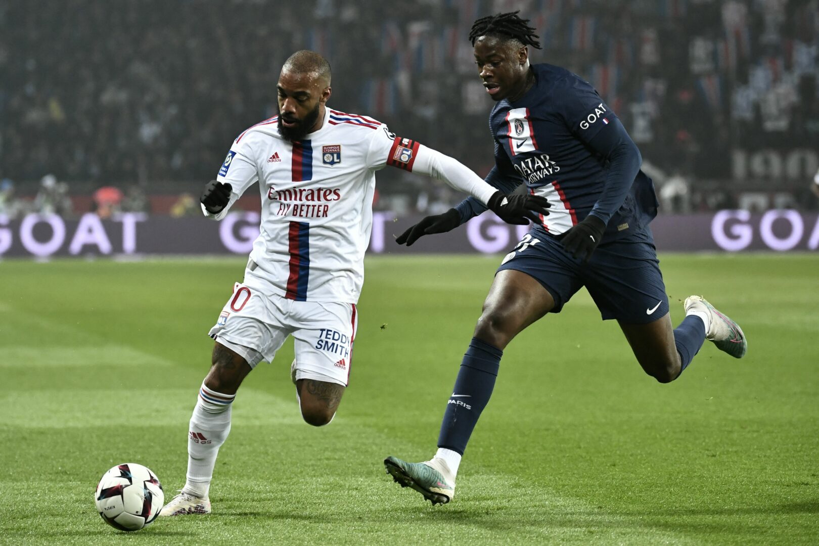 Chadaille Bitshiabu im Zweikampf.