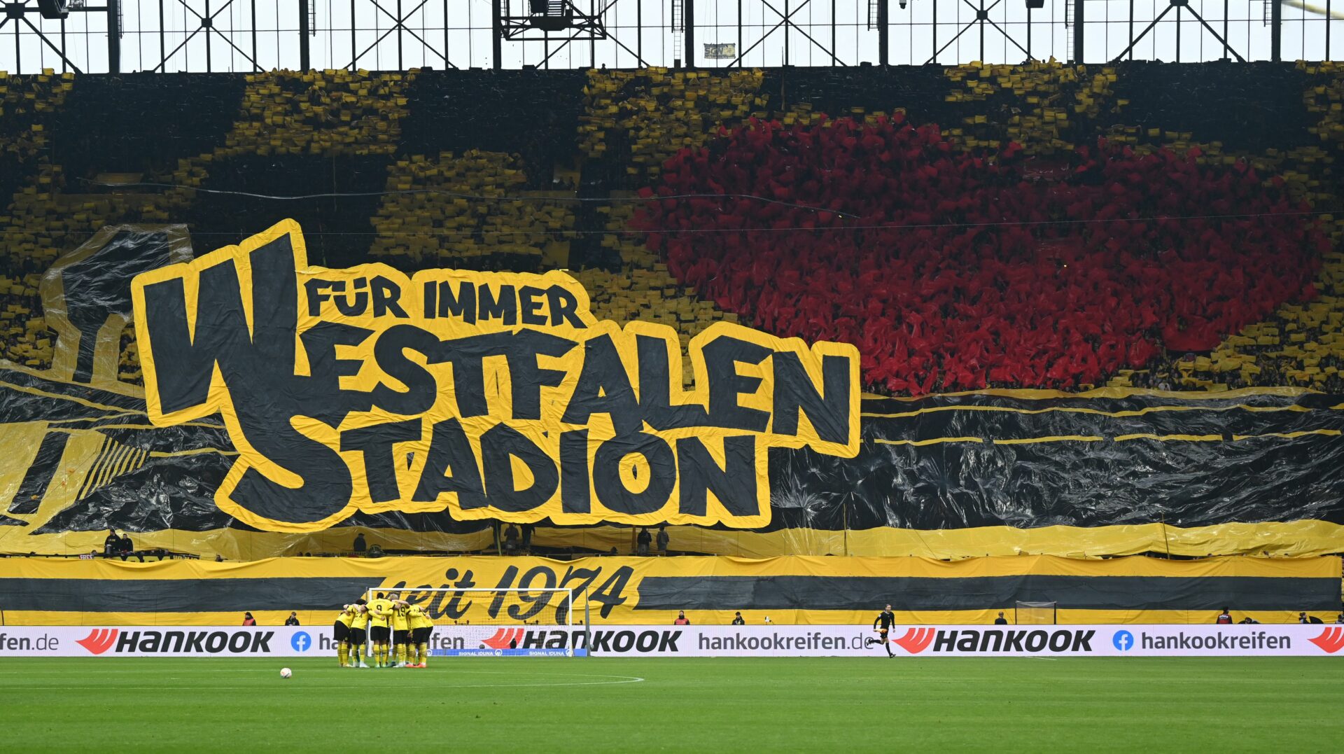 Die Choreo der BVB-Fans kam nicht bei allen gut an.