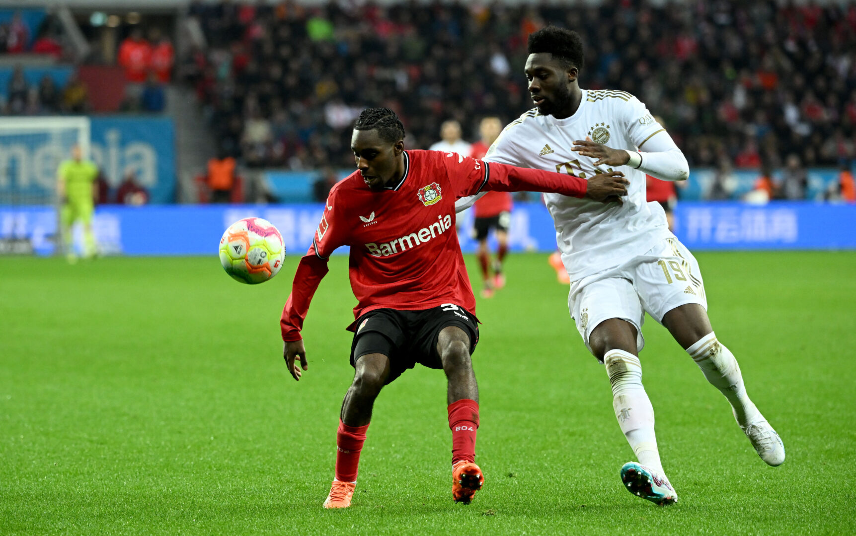 Jeremie Frimpong im Trikot von Bayer 04 Leverkusen gegen Bayern München.