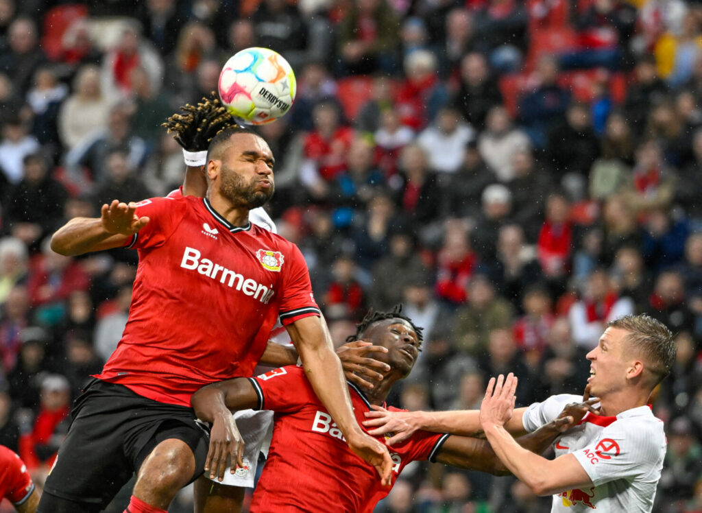 Jonathan Tah stärkt Bayer Leverkusens Defensive.