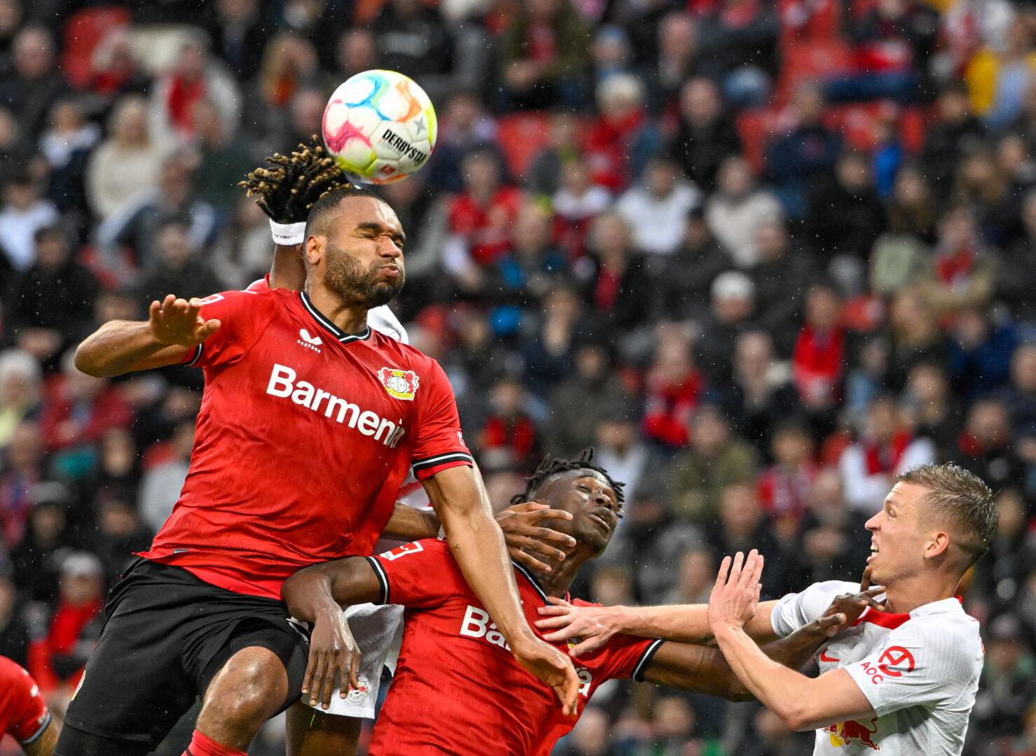 Jonathan Tah stärkt Bayer Leverkusens Defensive.