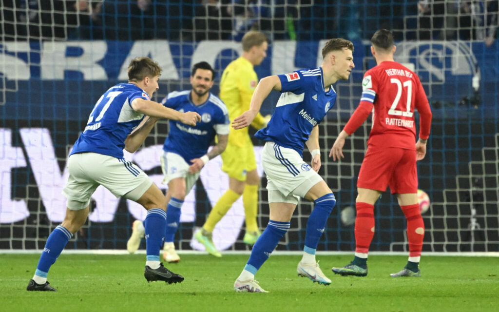 Skarke dreht nach dem 1:0 für Schalke zum Jubeln ab