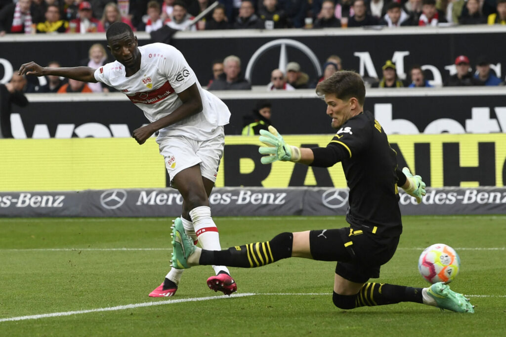 Serhou Guirassy im Duell mit Gregor Kobel.